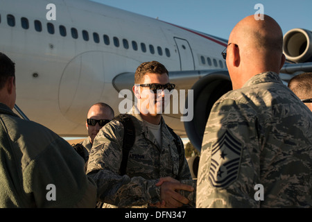 Master Chief Sgt. Alexander del Valle, 366 Fighter Wing il comando Capo Comandante Sergente, accoglie gli avieri home da sei mesi di distribuzione presso la montagna Home Air Force Base, Idaho, flighline, Ottobre 3, 2013. Leadership riuniti per il rientro in patria. Foto Stock