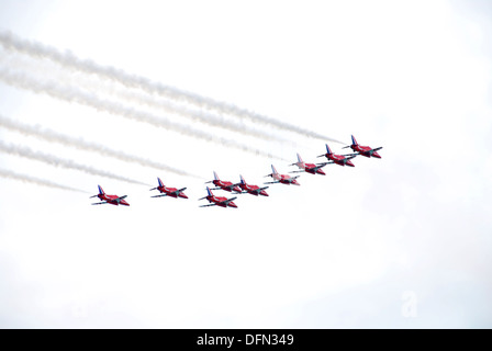 Le frecce rosse acrobazia team display su Eastbourne Pier a Airbourne 2009, Inghilterra, Regno Unito Foto Stock