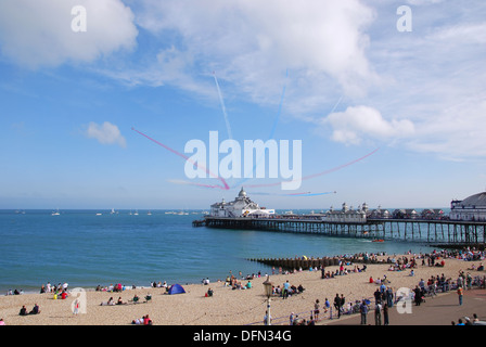 Le frecce rosse acrobazia team display su Eastbourne Pier a Airbourne 2009, Inghilterra, Regno Unito Foto Stock