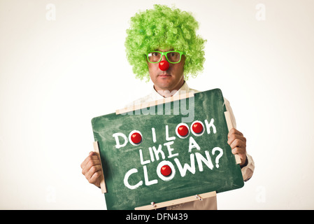 Clown holding chalkboard su sfondo bianco. Foto Stock