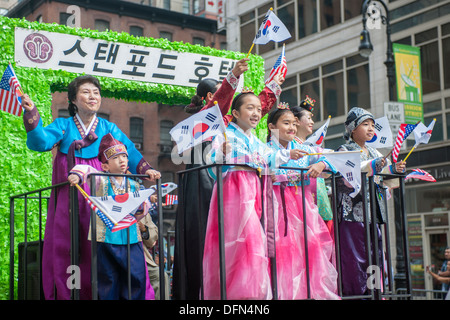 Migliaia di partecipanti e spettatori marzo giù Sesta Avenue in New York in coreano Parade Foto Stock