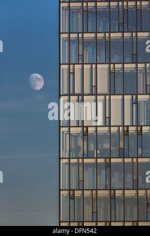 Luna e palazzo di vetro, Reykjavik Islanda Foto Stock