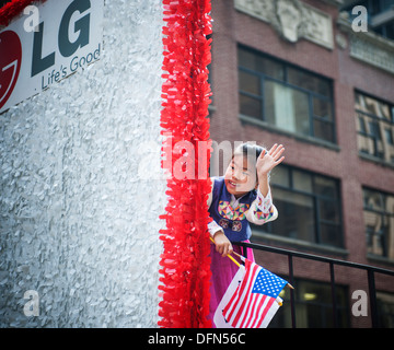 Migliaia di partecipanti e spettatori marzo giù Sesta Avenue in New York in coreano Parade Foto Stock