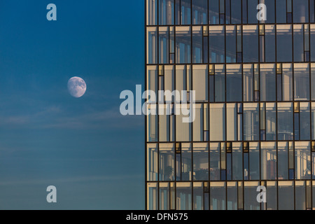 Luna e palazzo di vetro, Reykjavik Islanda Foto Stock