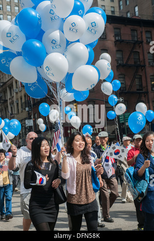 Migliaia di partecipanti e spettatori marzo giù Sesta Avenue in New York in coreano Parade Foto Stock