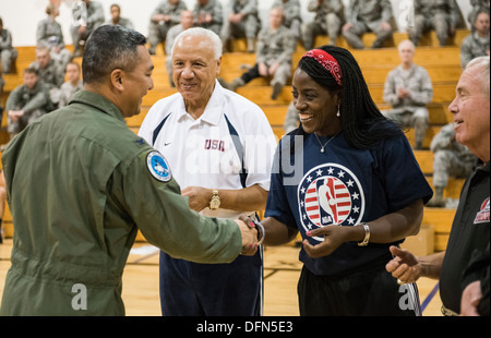 Col. Sarady Tan (sinistra), 366 Medical Group commander, presenta un 366 Fighter Wing sfida moneta per WNBA star Ruthie Bolton a seguito di un cinque su cinque gioco di basket a Montagna Home Air Force Base, Idaho, Ottobre 4, 2013. Bolton, lungo con NBA legend Len Foto Stock