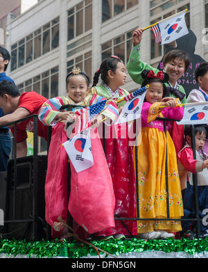 Migliaia di partecipanti e spettatori marzo giù Sesta Avenue in New York in coreano Parade Foto Stock