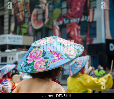 Migliaia di partecipanti e spettatori marzo giù Sesta Avenue in New York in coreano Parade Foto Stock