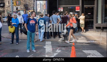 I frequentatori di cinema di attendere in linea per acquistare i biglietti presso il Loews movie theater di New York sabato 5 ottobre, 2013. (© Richard B. Levine) Foto Stock