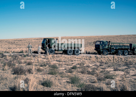 Air Control Squadron aviatori da montagna Home Air Force Base, Idaho, prendere una pausa veloce durante un convoglio fermarsi nel deserto dell'Idaho circa 75 miglia dalla base il 4 ottobre, 2013. Il 726th convoglio ACS è servito come un corso di formazione "nemico" vigore per gli Stati Uniti Navy AV8-B Harriers Foto Stock