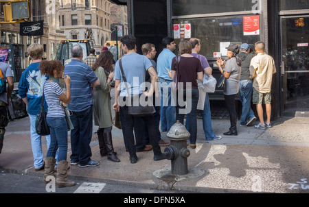 I frequentatori di cinema di attendere in linea per acquistare i biglietti presso il Loews movie theater di New York sabato 5 ottobre, 2013. (© Richard B. Levine) Foto Stock