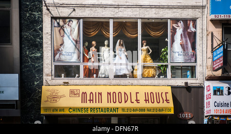 Mannequins visualizzazione di abiti da sposa nella finestra di un dettagliante di New York Foto Stock