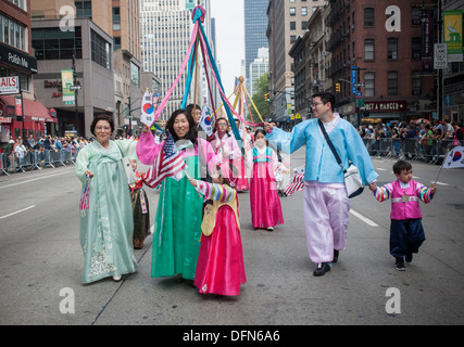 Migliaia di partecipanti e spettatori marzo giù Sesta Avenue in New York in coreano Parade Foto Stock