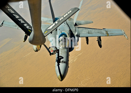 Un U.S. Navy F/A-18 Hornet si collega ad un KC-135 Stratotanker per fare rifornimento nel sud-ovest Asia, 1 ottobre, 2013. Il stratotanker è da Foto Stock