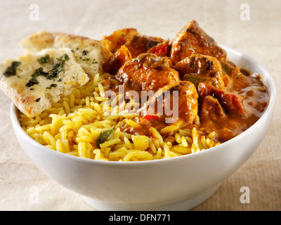 Pollo Jalfrezi, riso pilaf & popodoms. Tradizionale Indiano curry. Foto Stock