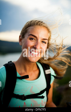 Una giovane donna escursionismo Foto Stock