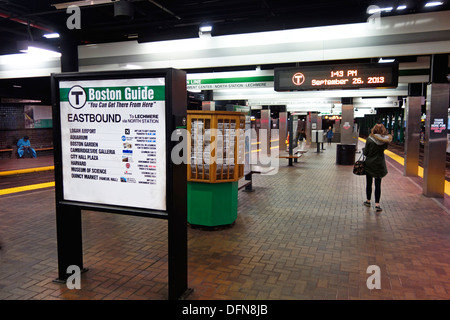 In attesa Boston MA T treno della metropolitana Foto Stock