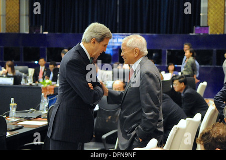 Segretario Kerry parla con Filippine Segretario agli Esteri del Rosario all'APEC Ministerial in Indonesia Foto Stock