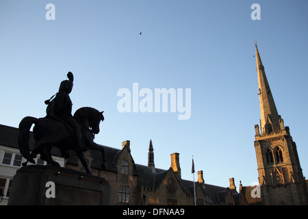 La statua di Lord Londonderry in Durham Market Place in tarda serata Foto Stock