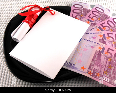 500 euro di denaro con carta bianca e prua regalo Foto Stock