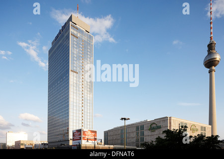 La torre della televisione e il Park Inn Hotel Alexanderplatz di Berlino, Germania Foto Stock