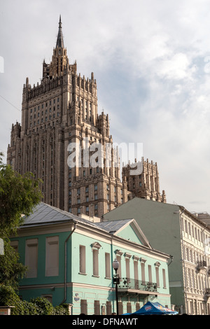 Pushkin House Museum e il Ministero degli Affari Esteri da Ulitsa Arbat (strada), Mosca, Russia Foto Stock