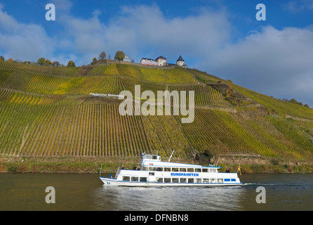 Vista del Castello di Marienburg e le gite in barca sul fiume Moselle, Puenderich, Renania-Palatinato, Germania, Europa Foto Stock