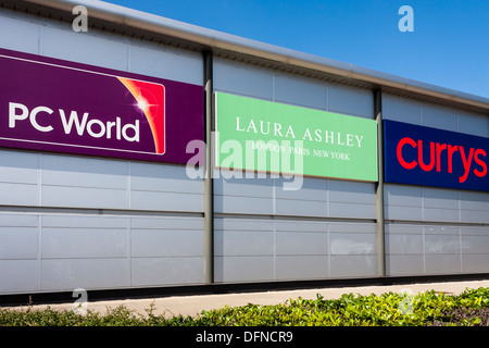 Indicazioni per le aziende sul lato del retail park di magazzino. Foto Stock