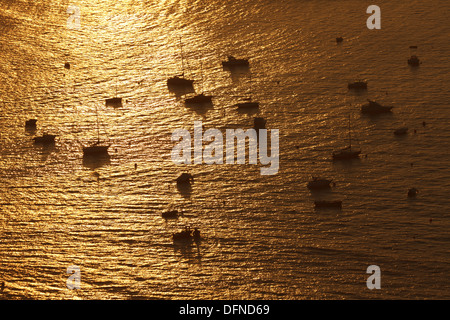 Barche nella baia di San Sebastian nella luce del tramonto, Donostia, provincia di Guipuzcoa, Paese Basco, Euskadi, nel nord della Spagna, Foto Stock