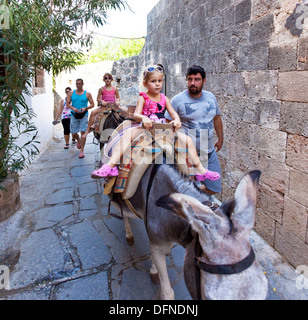 I bambini a dorso di somaro Lindos Grecia Foto Stock