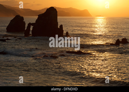 Ripida costa a San Juan de Gaztelugatxe al tramonto, Capo di Matxitxako, provincia di Guipuzcoa, Paese Basco, Euskadi, settentrionale Foto Stock