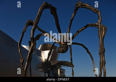 La scultura Mama spider davanti al Guggenheim Museum di arte moderna e contemporanea, Bilbao, Provincia di Biskaia, Basco Coun Foto Stock