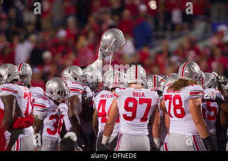 5 Ottobre , 2013: La Ohio State Buckeyes huddle prima del gioco tra la Ohio State Buckeyes e la Northwestern Wildcats a Ryan Campo in Evanston, IL. Ohio State beat Northwestern 40-30. Foto Stock