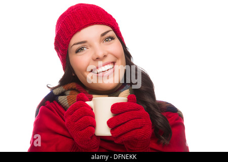 Felice razza mista donna inverno indossare guanti e cappello detiene una tazza isolata su sfondo bianco. Foto Stock