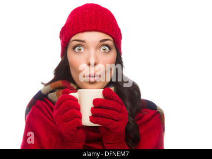 Felice razza mista donna inverno indossare guanti e cappello detiene una tazza isolata su sfondo bianco. Foto Stock