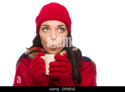 Felice razza mista donna inverno indossare guanti e cappello detiene una tazza isolata su sfondo bianco guardando al lato. Foto Stock