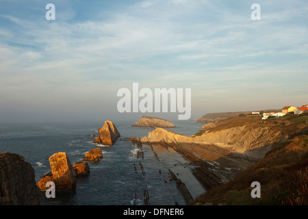 Le formazioni rocciose lungo la costa di Arnia, Los Pielagos, Camino de la Costa, il Camino del Norte, percorso costiero, Via di San Giacomo, C Foto Stock