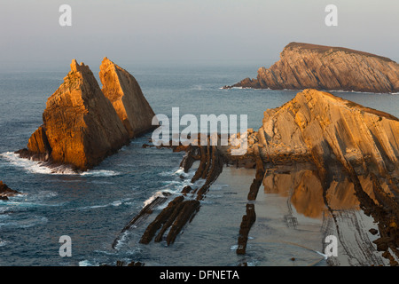 Le formazioni rocciose lungo la costa di Arnia, Los Pielagos, Camino de la Costa, il Camino del Norte, percorso costiero, Via di San Giacomo, C Foto Stock