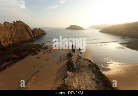 Le formazioni rocciose e spiaggia lungo la costa di Arnia, Los Pielagos, Camino de la Costa, il Camino del Norte, percorso costiero, modo di St Foto Stock