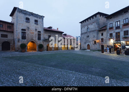 Torre de Don Borja tower e il ristorante El Castillo presso il centro storico di sera, Plaza Mayor, Santillana del Mar, Camino Foto Stock