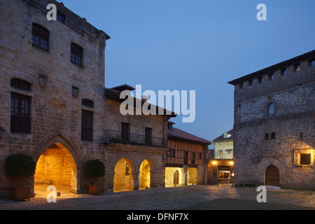 Torre de Don Borja tower e il ristorante El Castillo presso il centro storico di sera, Plaza Mayor, Santillana del Mar, Camino Foto Stock