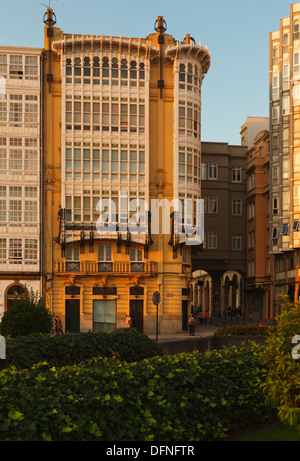 Galerias, finestra vetrata balkonies, Paseo Maritimo, porto promenade, La Coruna, A Coruna, Camino Ingles, il modo in inglese, Camin Foto Stock