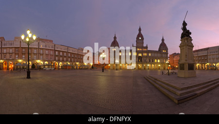 Town Hall, il monumento all'eroe locale Maria Pita, Praza Maria Pita, piazza principale, La Coruna, A Coruna, Camino Ingles, Camino de Santi Foto Stock