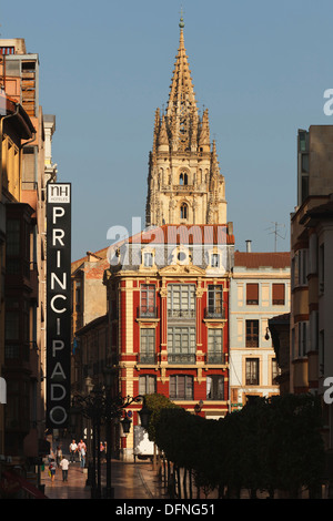 Calle de San Francisco, zona pedonale, il campanile della cattedrale, Catedral de San Salvador, gotico, Oviedo, Camino Primitivo Foto Stock