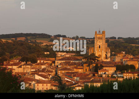 Vista città con una cattedrale Sainte-Pierre, cattedrale, gotico, profilattico preservativo-en-Armanac, Dipartimento Gers, regione Midi-Pyrenees, Via Foto Stock