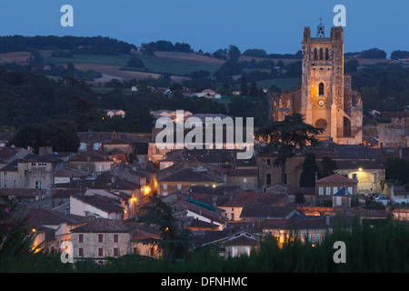 Vista città con una cattedrale Sainte-Pierre, cattedrale, gotico, profilattico preservativo-en-Armanac, Dipartimento Gers, regione Midi-Pyrenees, Via Foto Stock