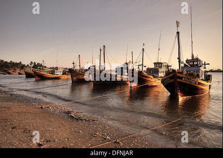 Molte colorate barche di pescatori sulla spiaggia di Mui Ne, Vietnam, sul Mare della Cina del Sud Foto Stock