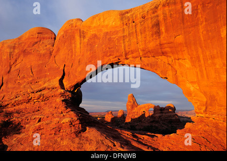Sunrise a nord di finestra con vista sulla torretta Arch, sezione della finestra, il Parco Nazionale di Arches, Moab, Utah, Southwest USA, America Foto Stock