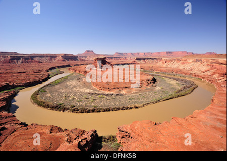 Vista della piegatura del Green River, White Rim Drive, White Rim Trail, Island in the Sky, il Parco Nazionale di Canyonlands, Moab, Utah, Southwe Foto Stock