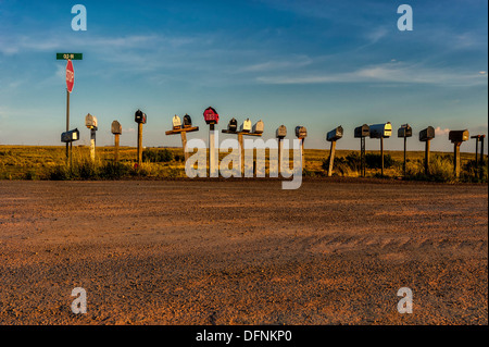 Un editoriale immagine stile rurale delle cassette postali lungo la vecchia strada 66,vicino Holbrook Arizona Foto Stock